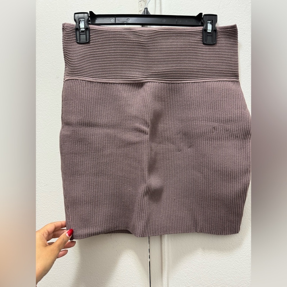 NWOT Aritzia Babaton Sculpt Knit Mini Skirt Large Mauve - Picture 4 of 6